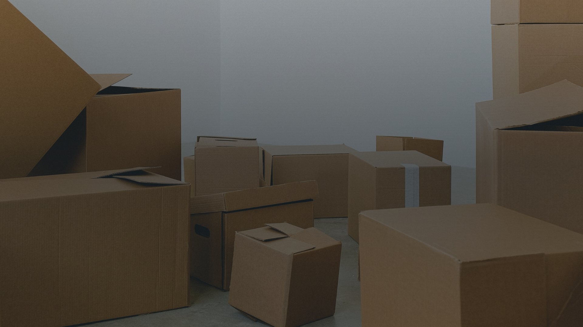 Cartons de déménagement empilés avant expédition vers le Sénégal